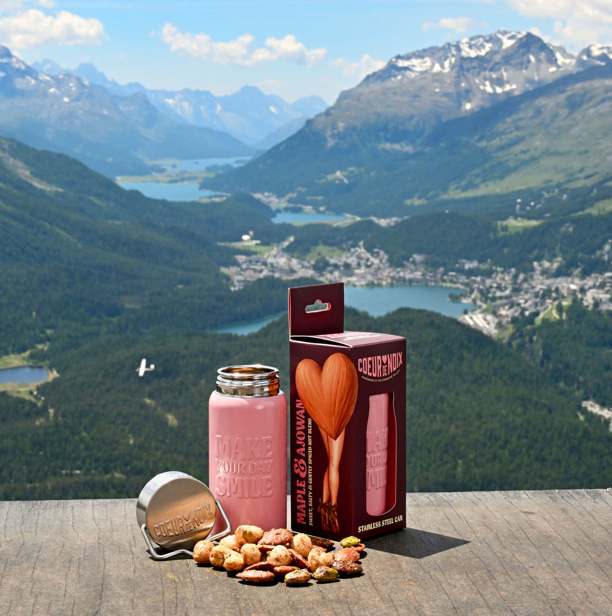 Coeur de Noix Maple & Ajowan Sports Can mit Verpackung vor Engadiner Bergkulisse