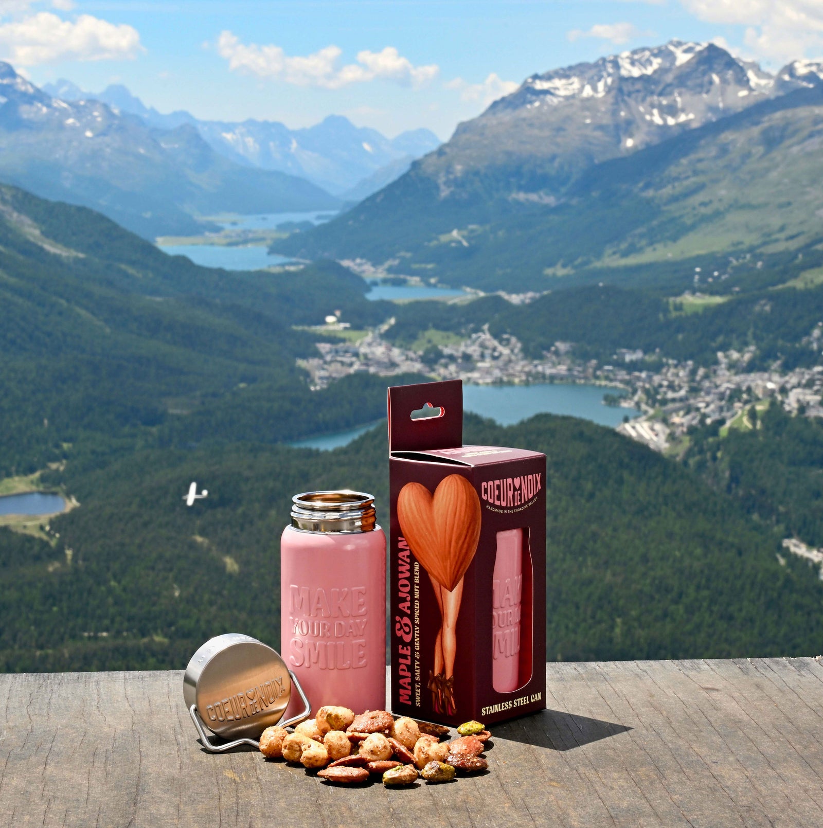 Coeur de Noix Maple & Ajowan Sports Can mit Verpackung vor Engadiner Bergkulisse