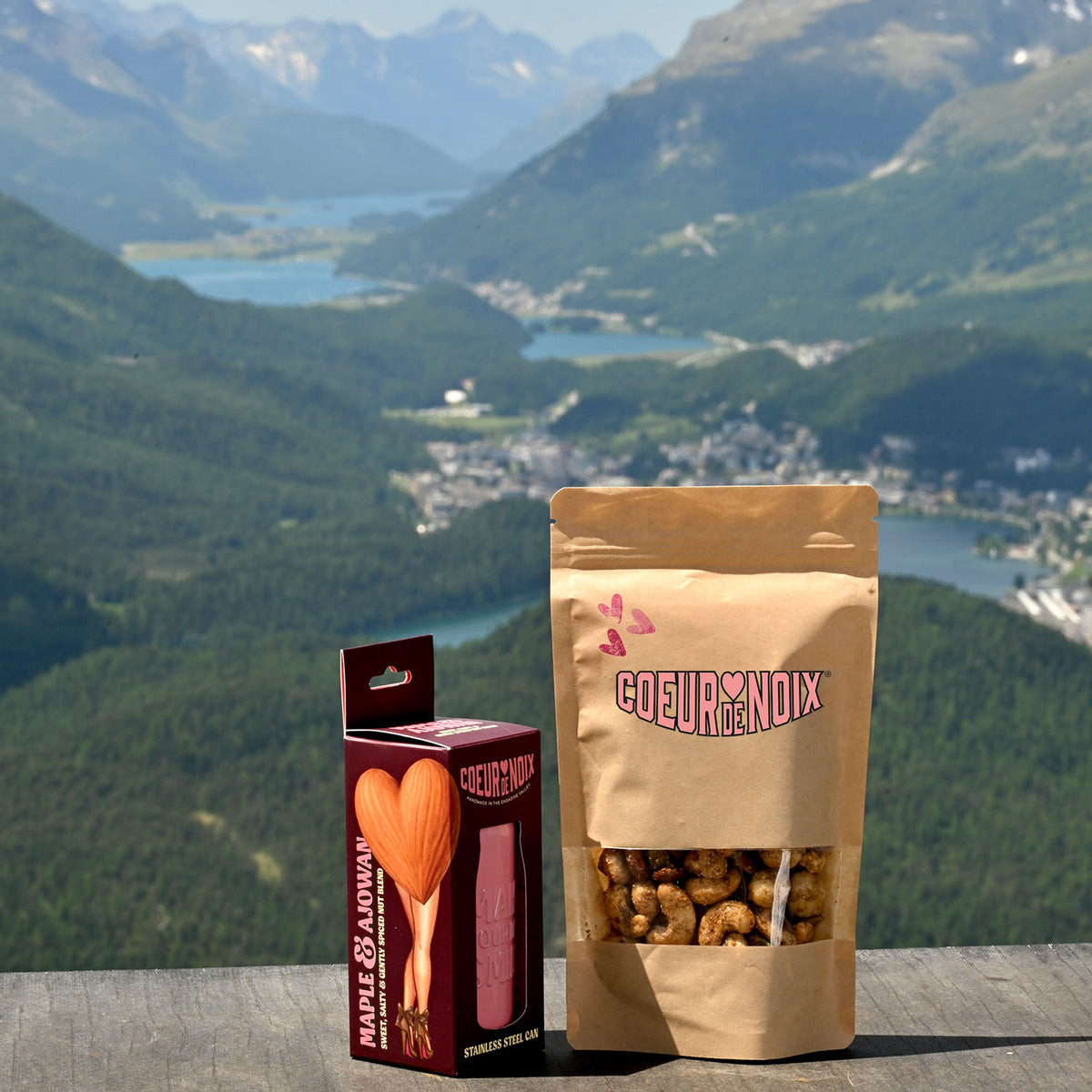 Coeur de Noix Maple & Ajowan Re-Load Beutel und Sports Can vor Engadiner Bergkulisse